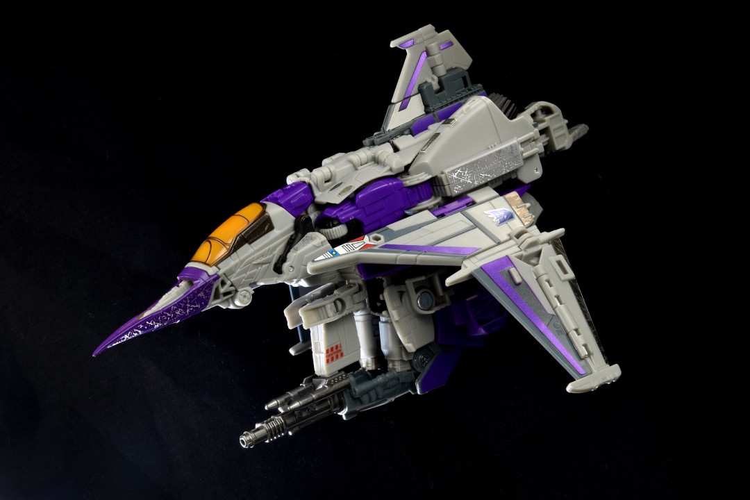Transformers SS-136 Skywarp - Action Figure Deluxe - Giocattolo Da Collezione Trasformabile In Jet Cybertron - 15 Cm
